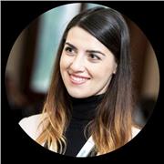 Laureata in economia impartisce lezioni per scuole medie superiori e università